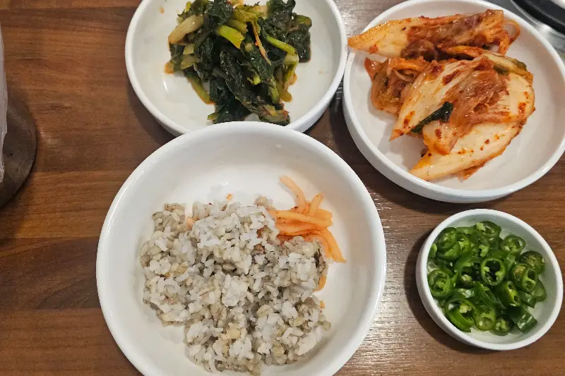 다채로운 밑반찬의 향연