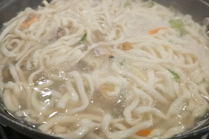 해물칼국수의 쫄깃한 면발