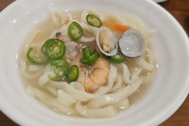 해물칼국수 속 바지락과 면발