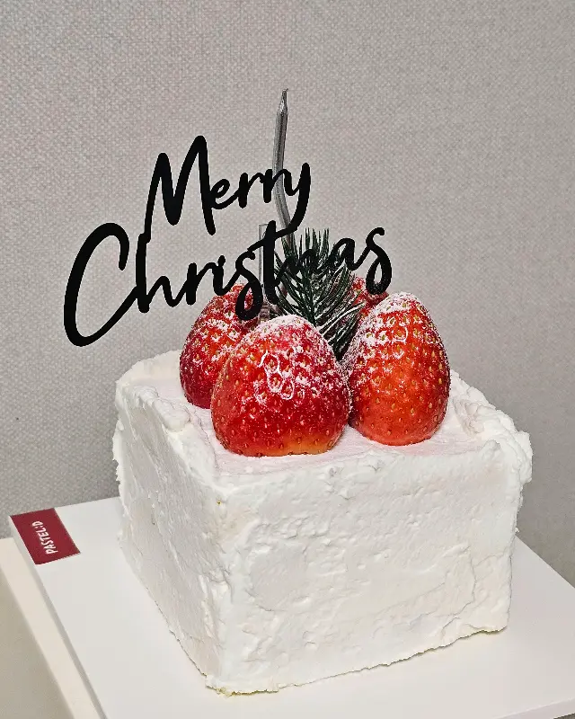 딸기 듬뿍 올라간 케이크