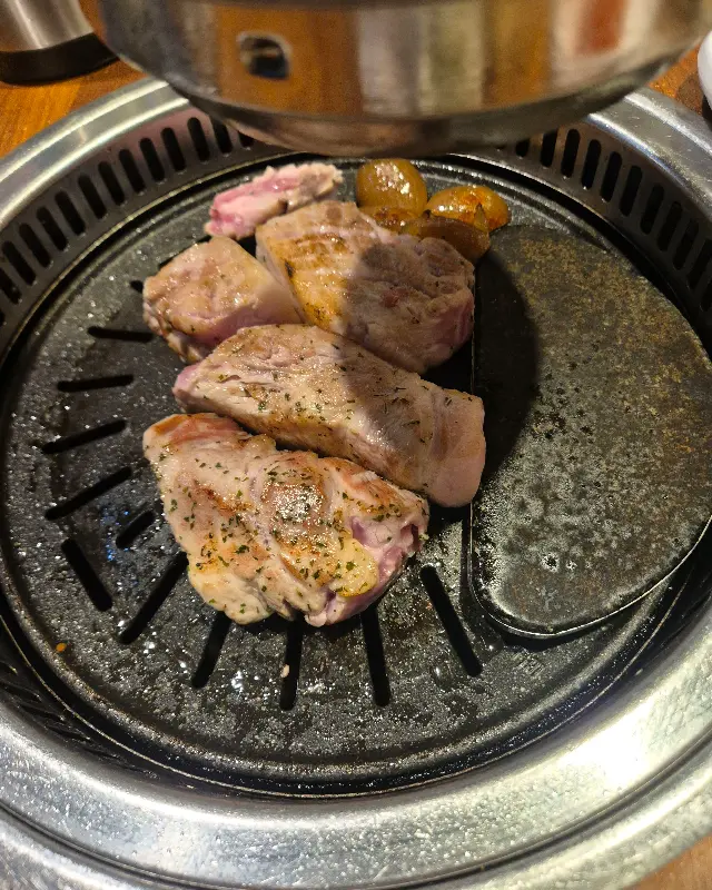 불판 위에서 익어가는 돼지고기