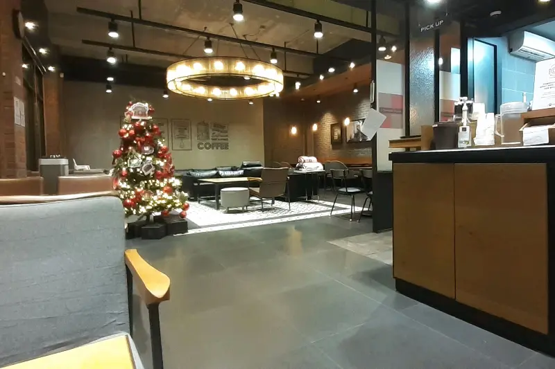 카페 내부의 넓고 아늑한 공간이 보인다.