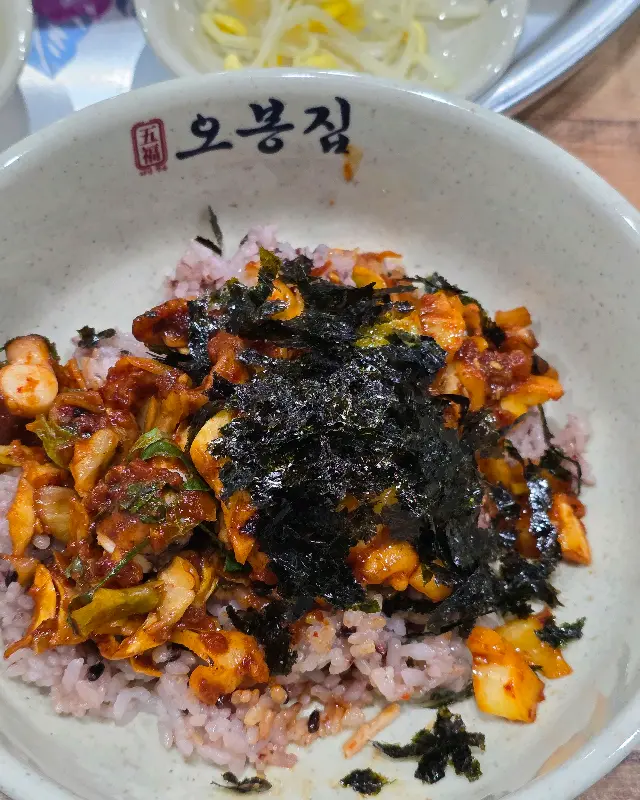 낙지볶음을 밥에 비벼 김과 함께 먹는 모습은 보기만 해도 군침이 돈다.