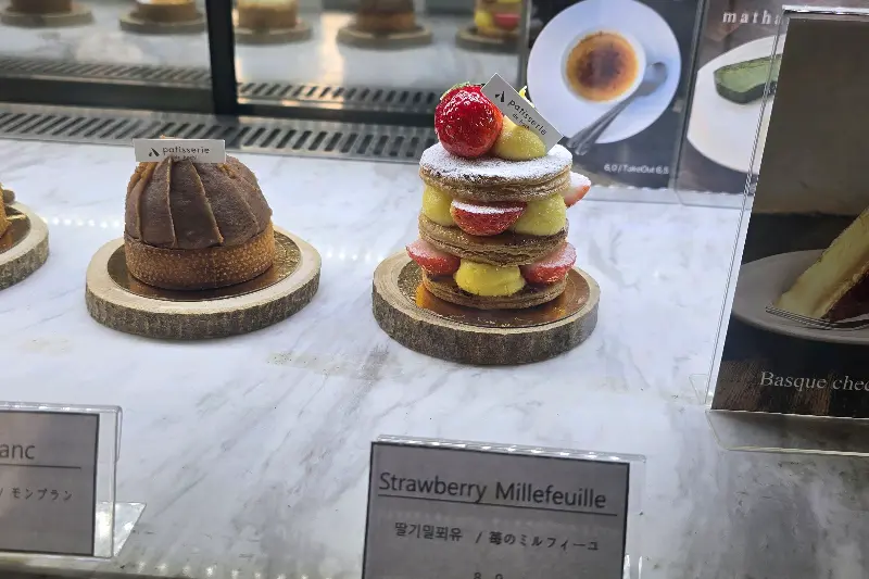 쇼케이스 안의 다양한 디저트들