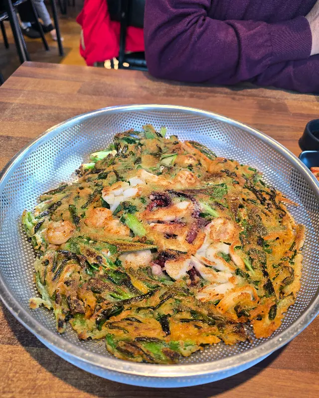 따뜻한 국물이 일품인 칼국수