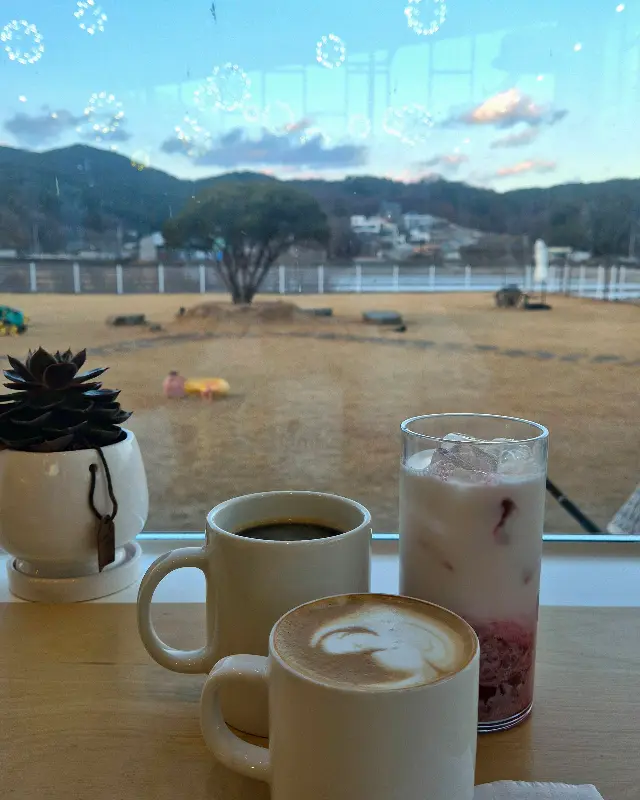 창밖 풍경과 음료