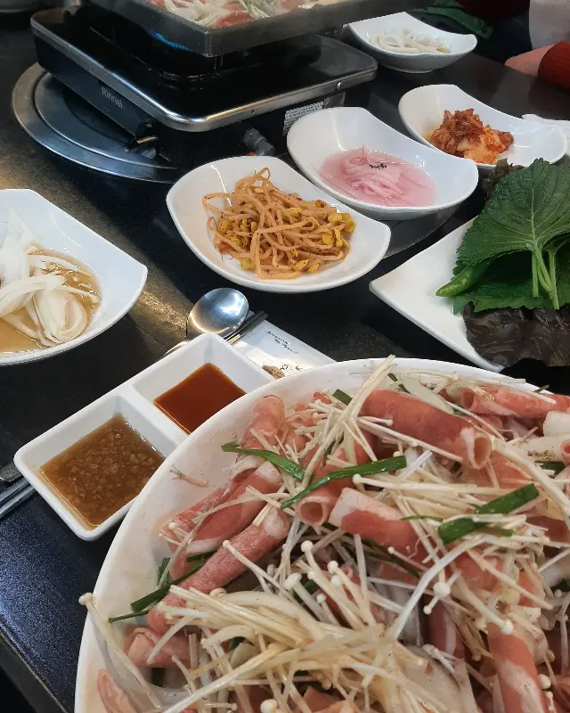 샐러드바의 신선한 야채들