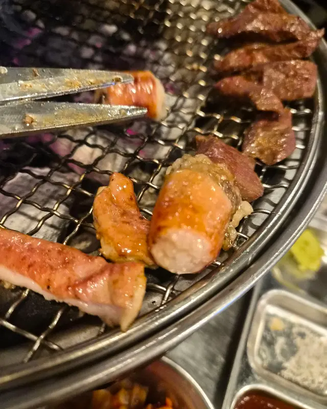 불판 위에서 익어가는 대창과 염통