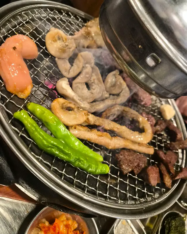 다양한 부위의 고기들이 구워지고 있는 모습