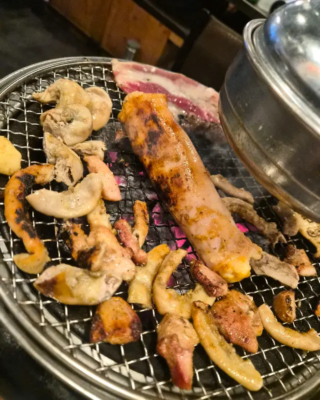 숯불 위에서 구워지고 있는 다양한 부위의 고기