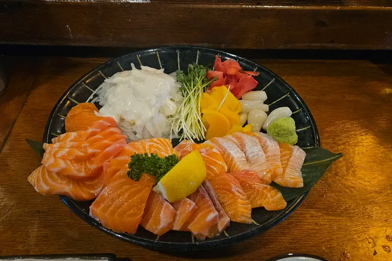 다채로운 연어 사시미