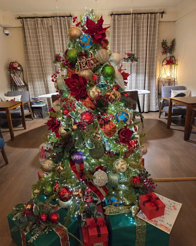 청와살롱 지하 공간에 설치된 화려한 크리스마스 트리