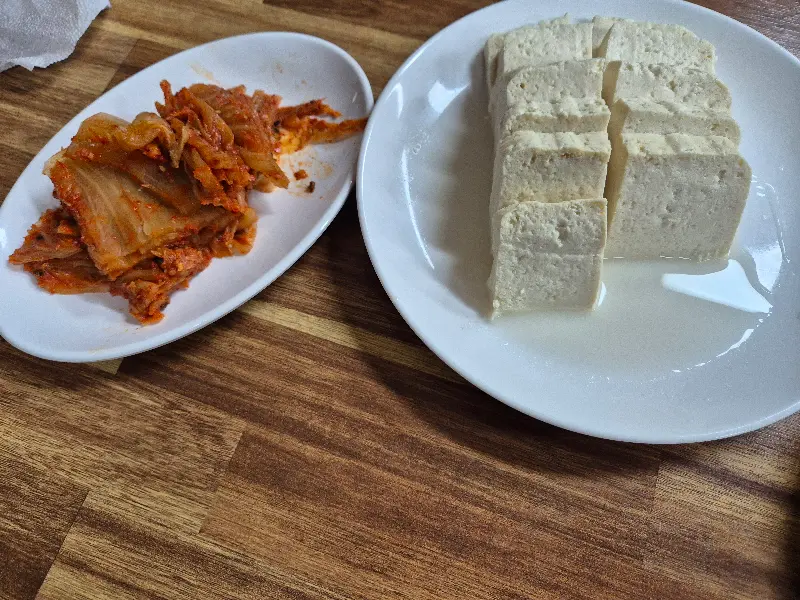 따뜻한 두부와 묵은지의 환상적인 조화