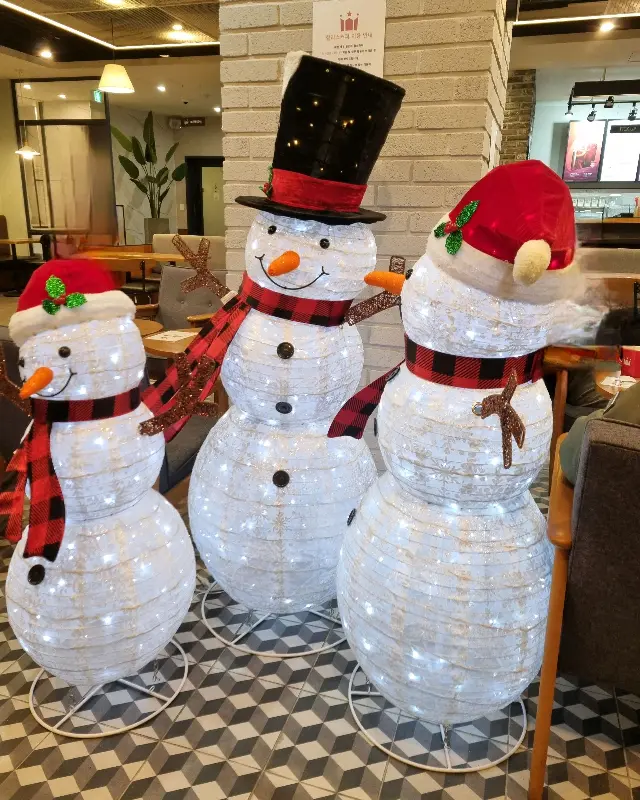 크리스마스 분위기를 더하는 귀여운 눈사람 장식