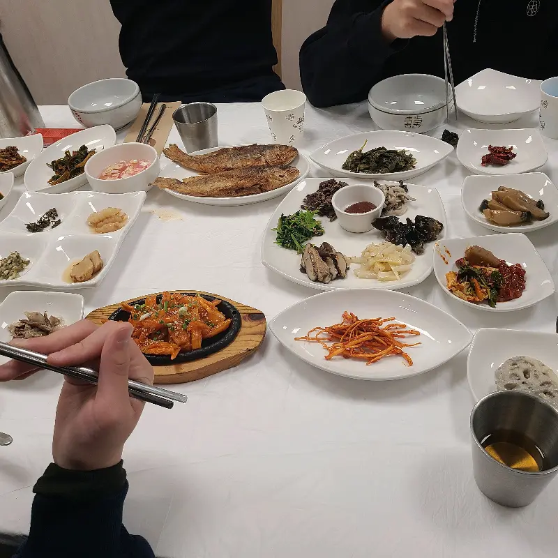 다양한 종류의 반찬들