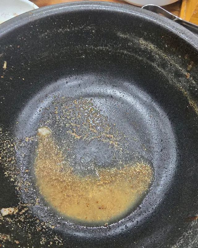 순대국을 깨끗하게 비운 뚝배기의 모습