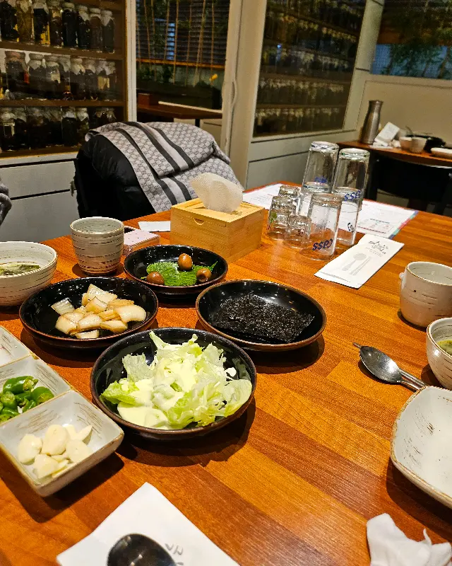 테이블에 놓인 다양한 밑반찬들