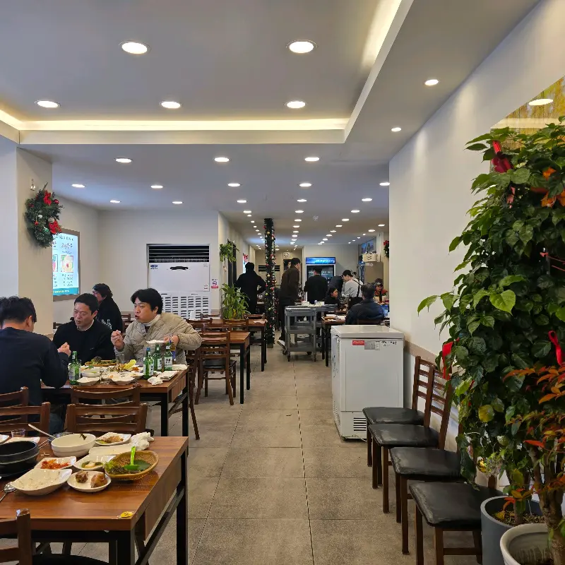 오륙도족발 내부