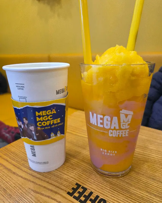 망고 스무디와 아이스 아메리카노