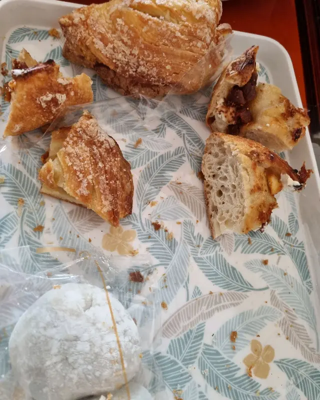 잘린 빵 조각들