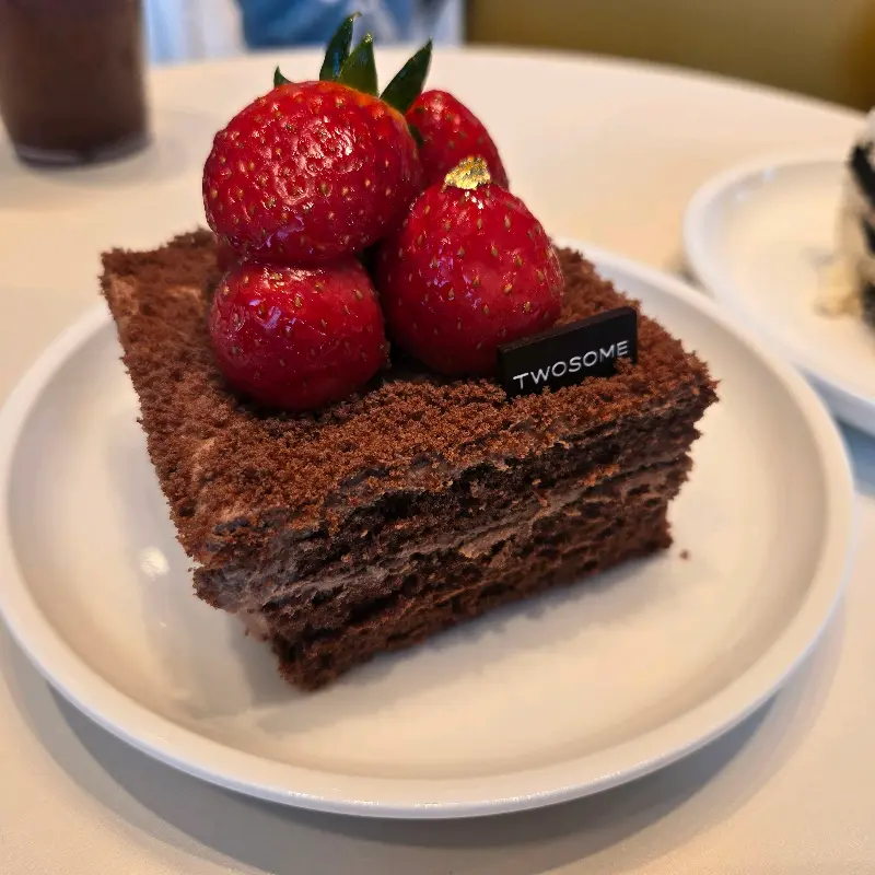 딸기가 듬뿍 올라간 초콜릿 케이크