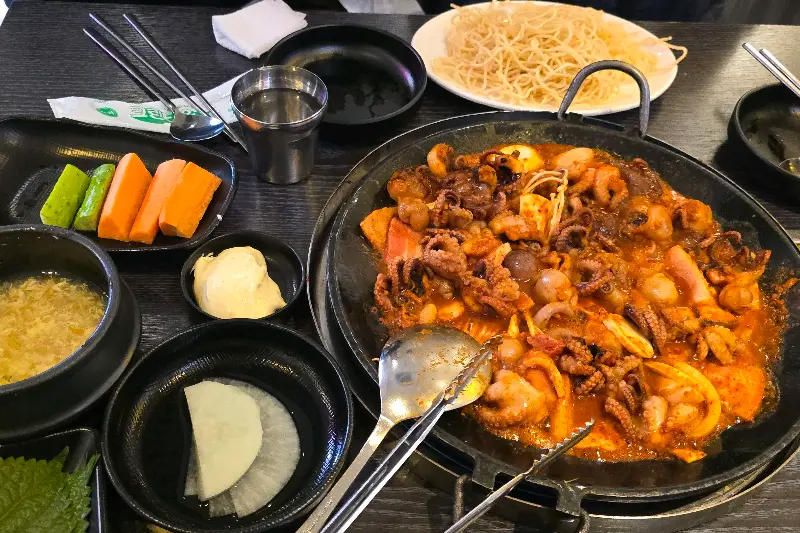 쭈꾸미 볶음과 함께 제공되는 다양한 반찬들