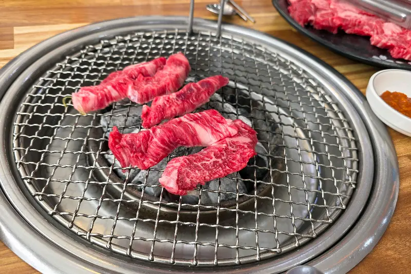 숯불에 구워지는 갈비살