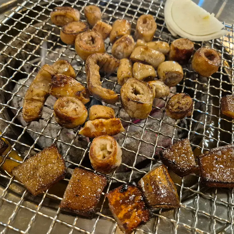 숯불 위에서 구워지는 막창과 껍데기