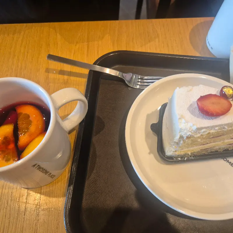 투썸플레이스 케이크와 뱅쇼