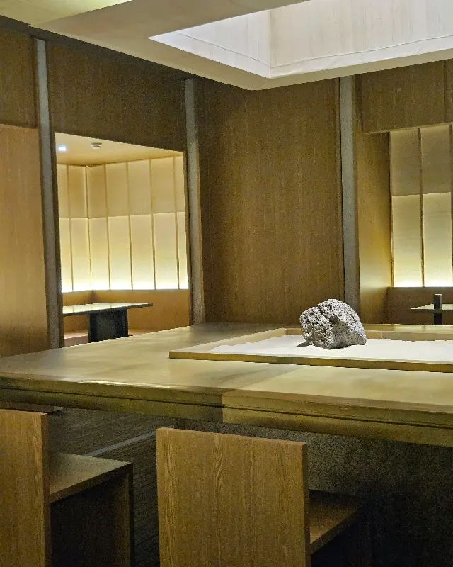 카페 내부 테이블과 돌멩이 장식