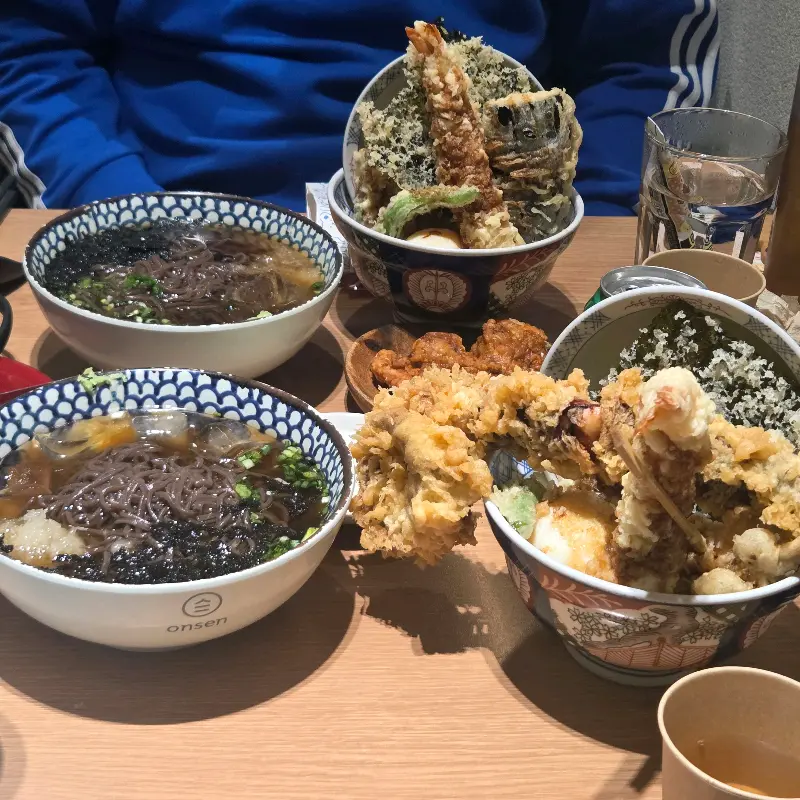 다양한 메뉴가 차려진 식탁