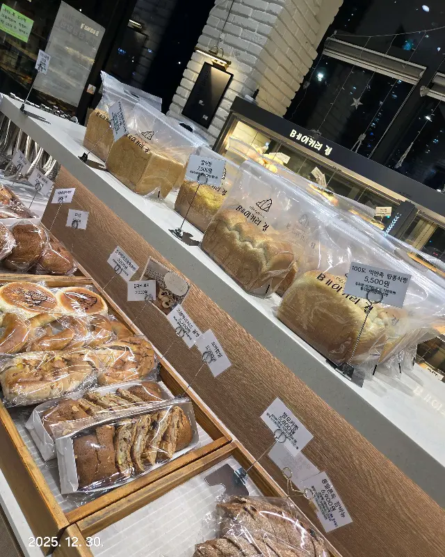 다양한 빵 진열대