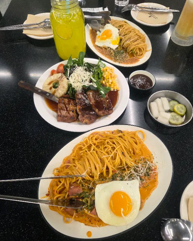 수비드 목살 샐러드와 까르보나라 파스타