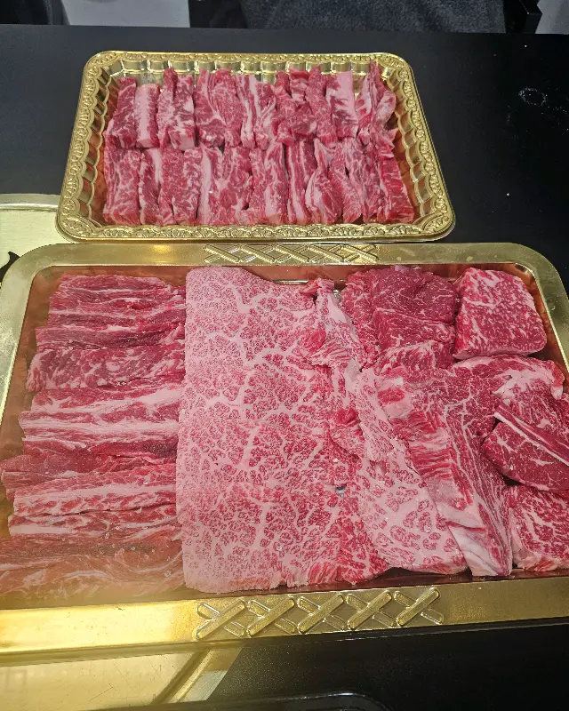 황금빛 트레이에 담겨 나온 최고급 한우