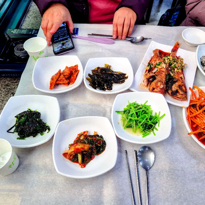 다채로운 굴 정식 반찬