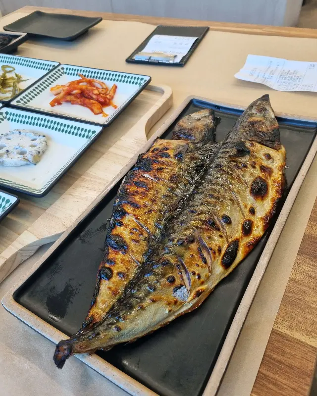 윤기가 흐르는 고등어 구이