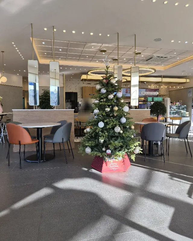 넓고 깔끔한 투썸플레이스 내부