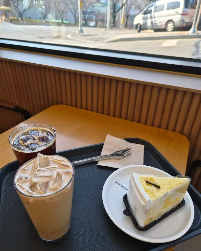 아이스 아메리카노와 조각 케이크