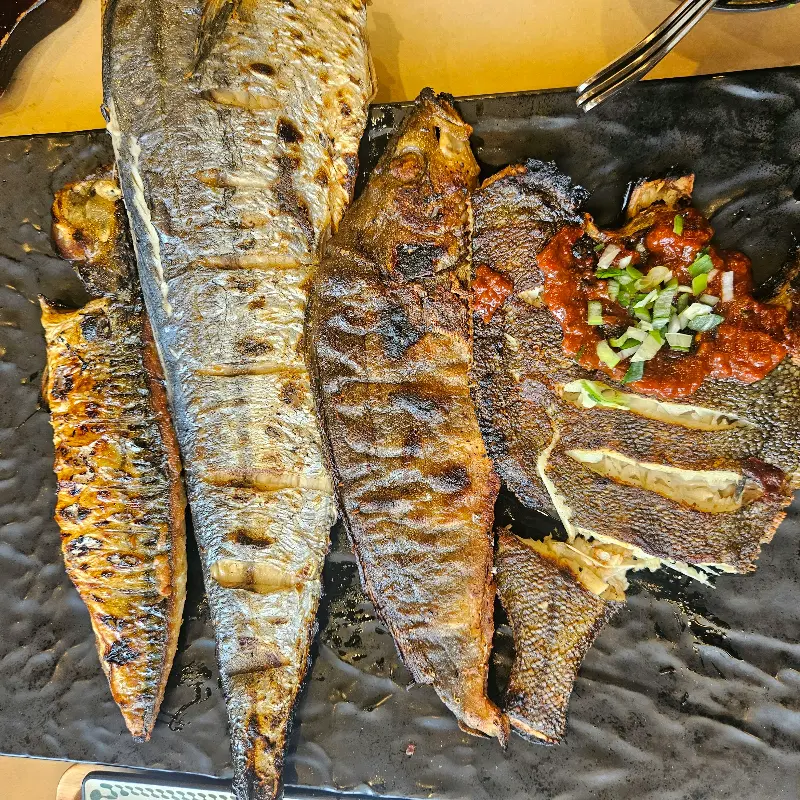 노릇하게 구워진 다양한 생선 구이 모듬