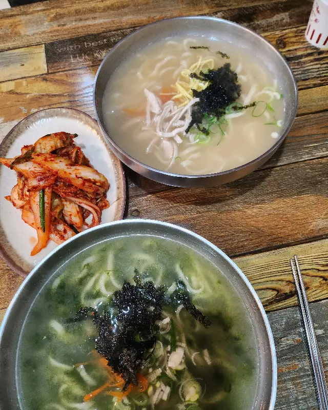 칼국수와 김치의 조화