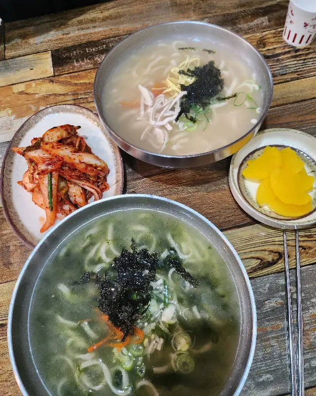 다채로운 칼국수 테이블 세팅