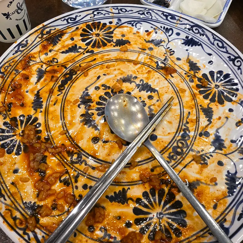 깨끗하게 비워진 야끼밥 그릇
