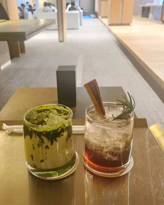 말차 라떼와 음료