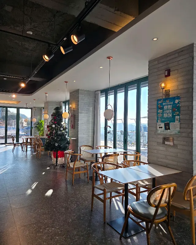 넓고 분위기 좋은 카페 내부