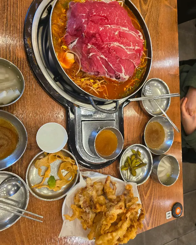 물갈비에 푹 빠진 아이의 모습