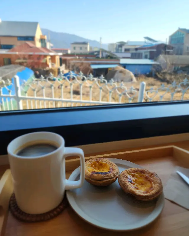 따뜻한 커피와 에그타르트