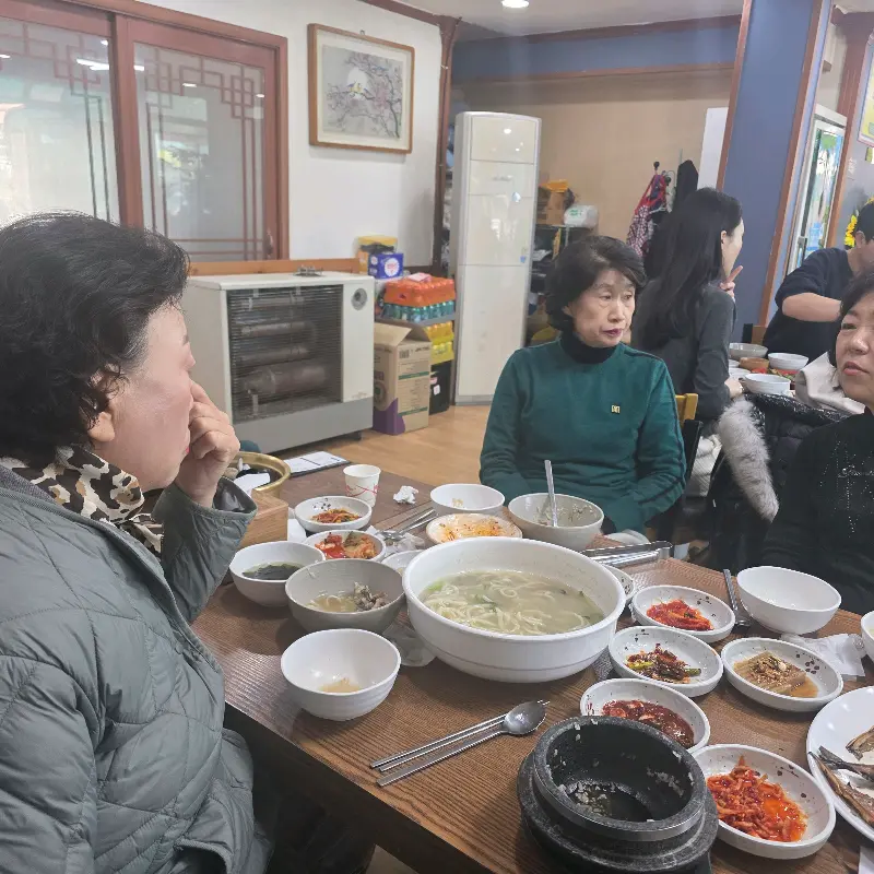 식당 내부에서 식사하는 손님들의 모습