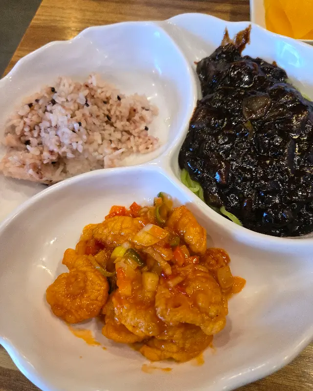 윤기가 흐르는 짜장면