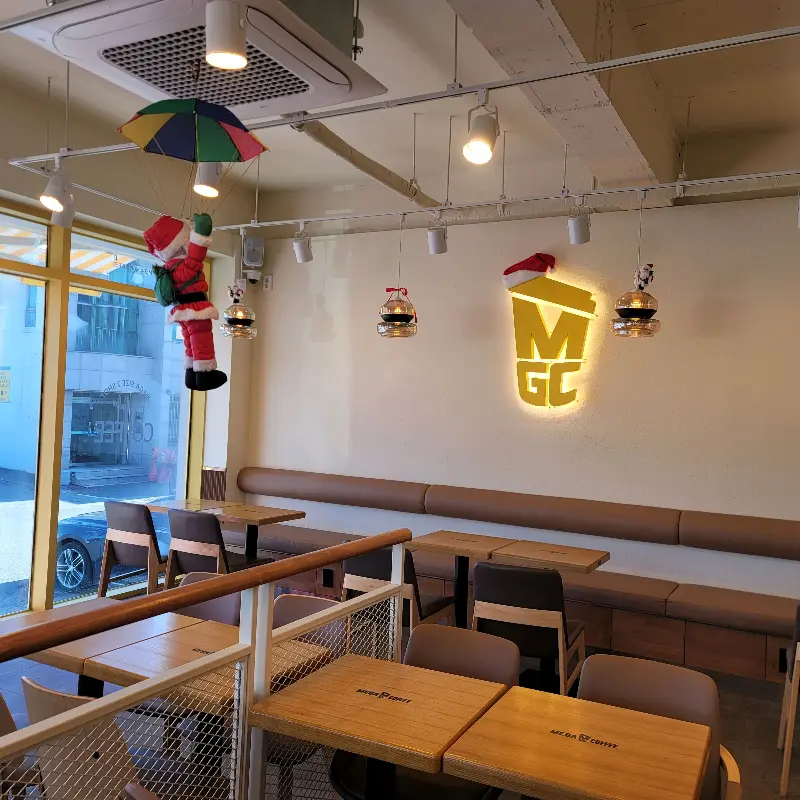 메가커피 순천서면점의 넓고 쾌적한 내부