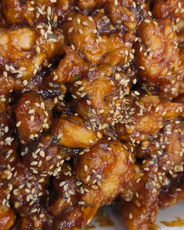 윤기가 흐르는 순살 양념 닭강정